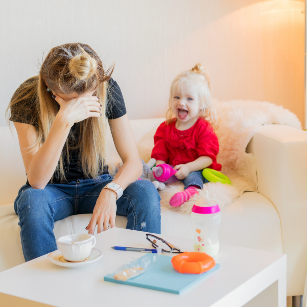 Moeder heeft hoofd naar beneden en kind lacht