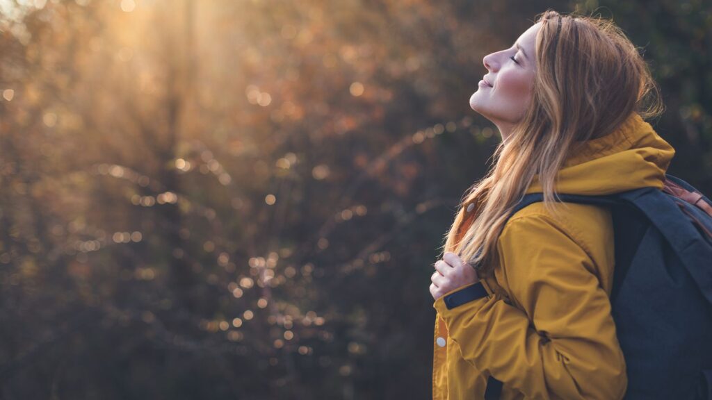 Vrouw in de natuur aan het genieten