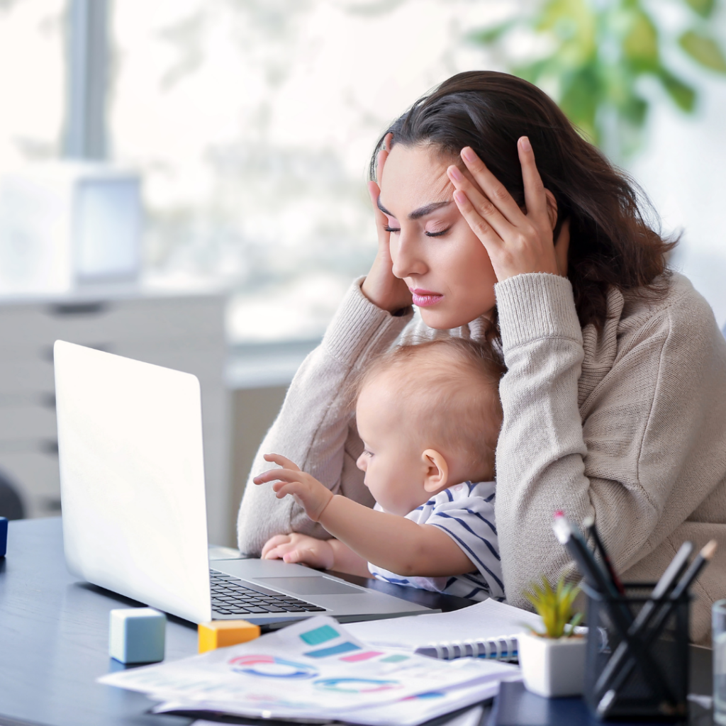 moeder houdt hoofd vast met baby