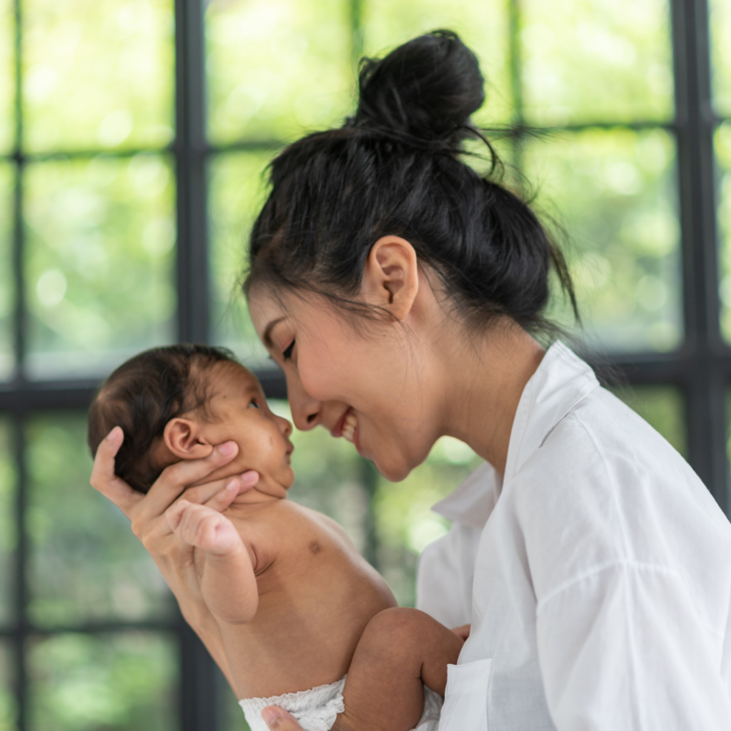 Foto van moeder die geniet van haar baby