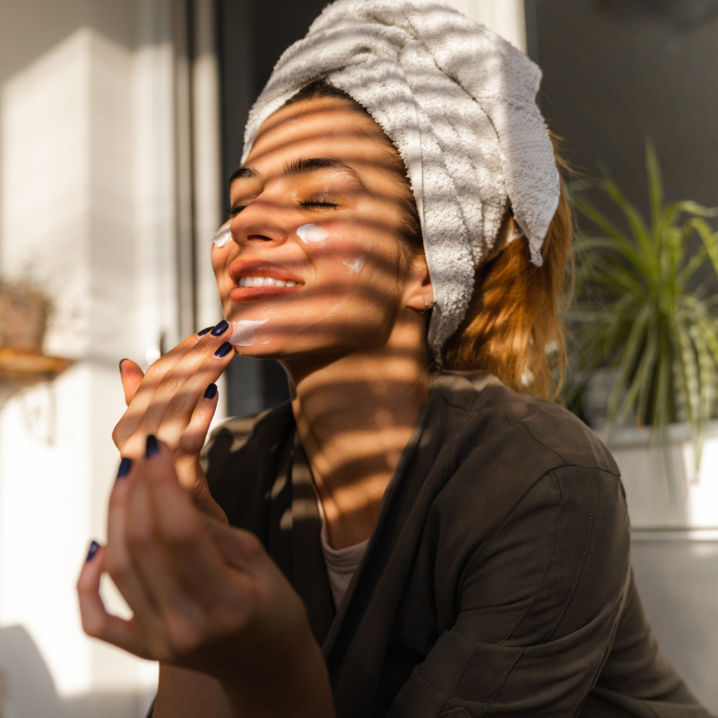 Vrouw zorgt voor haarzelf in de zon