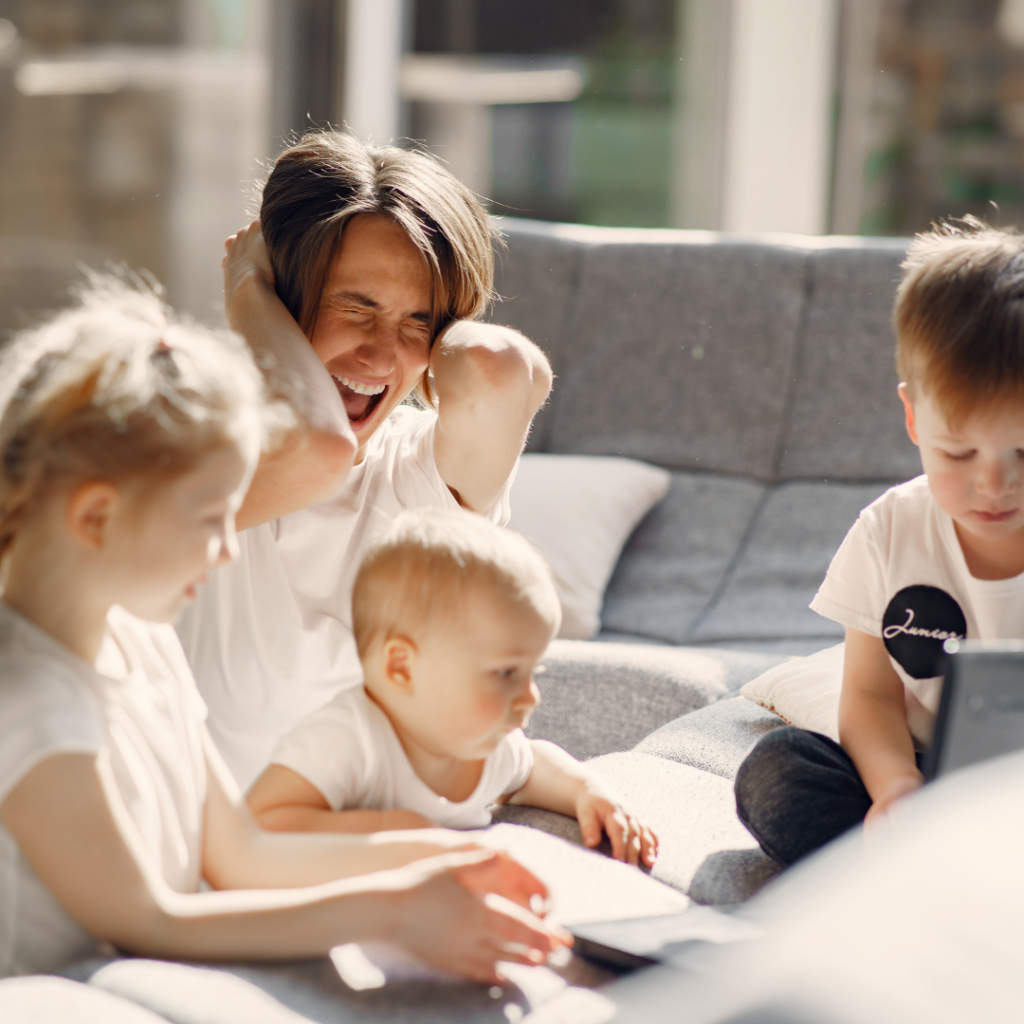 Foto van een moeder die gilt met haar kinderen om haar heen