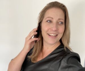 Vrouw heeft gezellig telefoongesprek