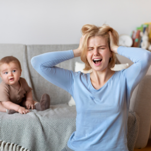 Stress gillende moeder handen in haar